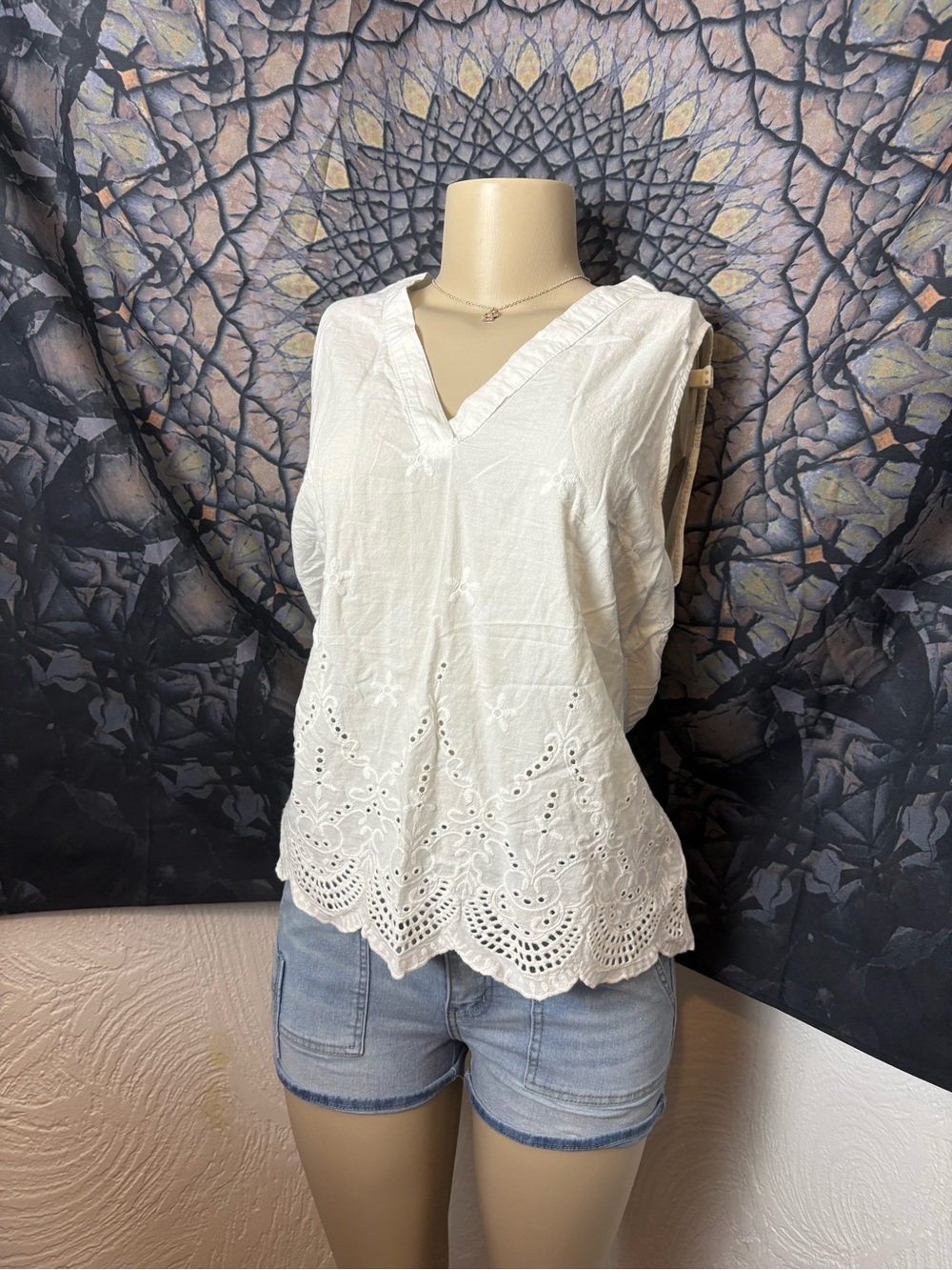 White Lace V-Neck Sleeveless Top
